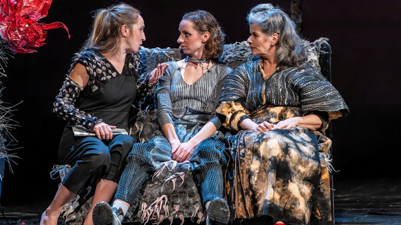 Andrea Seitz, Sophie Lüpfert und Natalie Heiß vom Mittelsächsische Theater spielen das Stück „Muttersprache Mameloschn“.