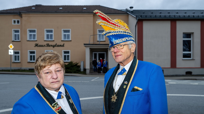 Vize-Chefin Ulrike Müller und Schatzmeister Hans Gruner fürchten um den Fortbestand des Wilthener Carneval-Clubs, weil der sein Haus Bergland an die Stadt abgeben soll.