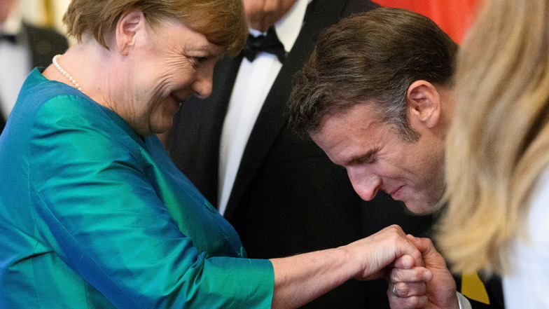 Angela Merkel wird beim Defilee vor dem Staatsbankett von Emmanuel Macron im Schloss Bellevue begrüßt.