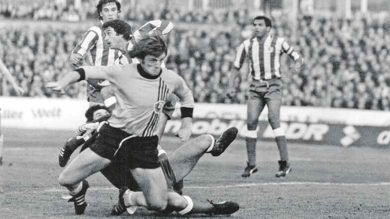 Das Archivbild zeigt Peter Kotte beim 3:0-Heimsieg mit Dynamo 1979 gegen Atletico Madrid.