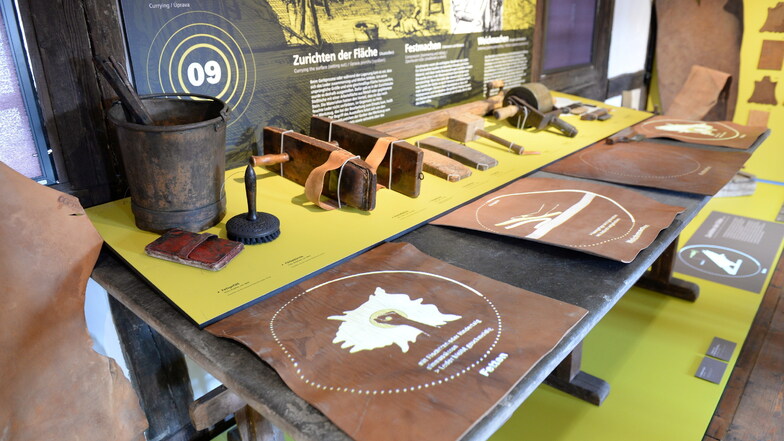 Mit Projektionen zeigt das Museum die einzelnen Schritte, die für die Lederherstellung erforderlich sind.