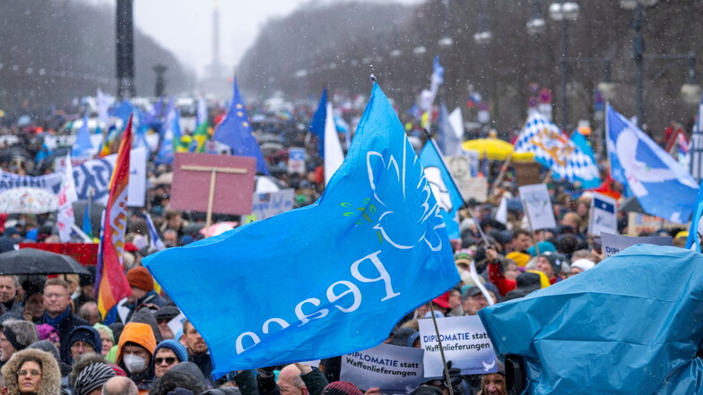 Nach Polizeischätzungen nehmen 13.000 Menschen mit Fahnen und Transparenten an der Demonstration für Verhandlungen mit Russland im Ukraine-Krieg teilt. Die Veranstalter sprachen von 50.000.