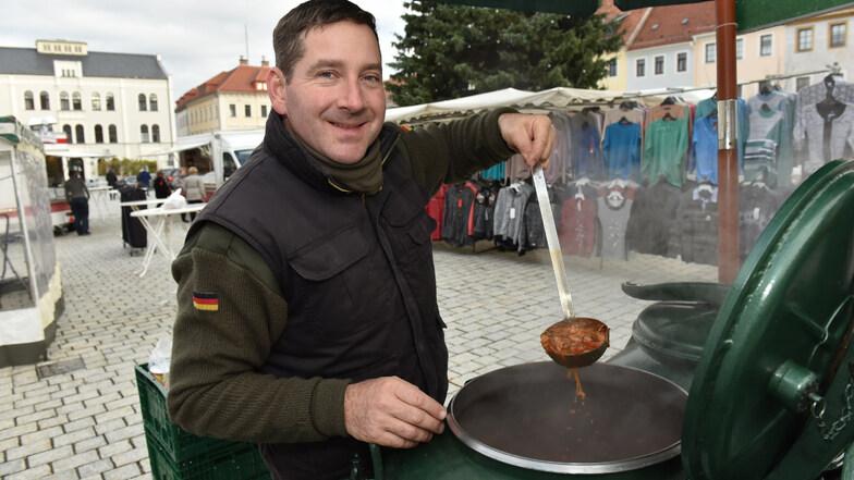 Dirk Unger steht hier auf dem Wochenmarkt Dippoldiswalde an der Gulaschkanone. Den Markt will die Stadt jetzt anders organisieren.