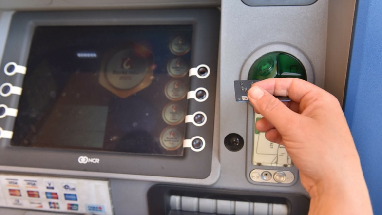 Ein Geldautomat am Rathaus von Dubí nahe Zinnwald: Abheben mit oder ohne Umrechnung?