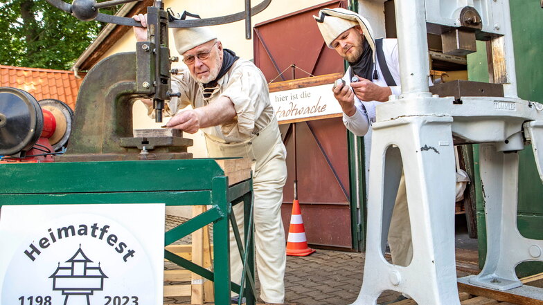 Albrecht Bergmann (links) und René Gruhn von der Waldheimer Stadtwache beim Prägen von Medaillen fürs Heimatfest.