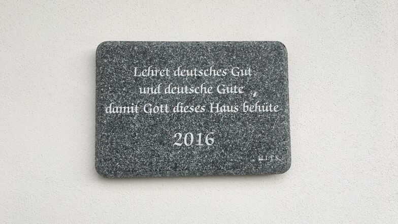 Aus der Zuneigung zu Deutschland macht der evangelische Schulverein in Gaußig keinen Hehl. Diese Granittafel hängt am Eingang zum berufsbildenden Gymnasium.