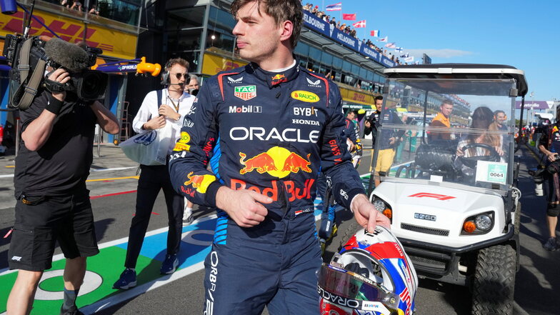 Red-Bull-Pilot Max Verstappen geht durch die Boxengasse, nachdem er die Pole-Position erobert hat.