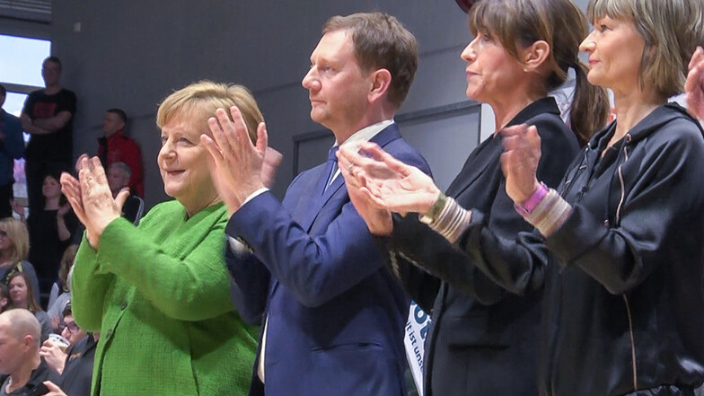 Bundeskanzlerin Angela Merkel (CDU) besucht neben Michael Kretschmer (CDU), Ministerpräsident von Sachsen und  Micaela Schönherr, Präsidentin der Niners Chemnitz, sowie Barbara Ludwig (SPD), Oberbürgermeisterin von Chemnitz (v.l.n.r.) das Basketballspiel 