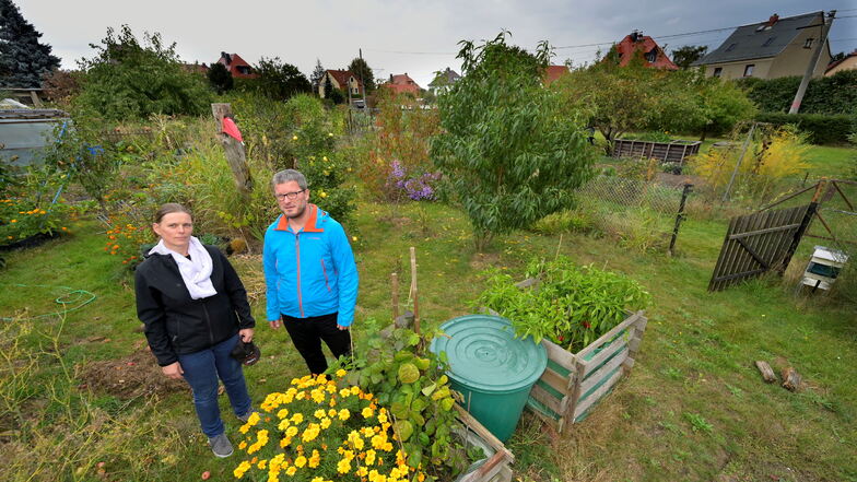 Katrin Roßburger und Frank Freudenberg hoffen, dass ihre Kleingartenanlage "Am Kindergarten" in  Weixdorf weiterbestehen kann.