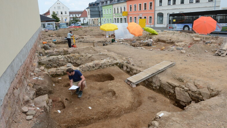 So sieht es aus, wenn Archäologen eine Fläche gründlich untersuchen. Daneben auf dem Obertorplatz sind wieder Grabungen geplant.