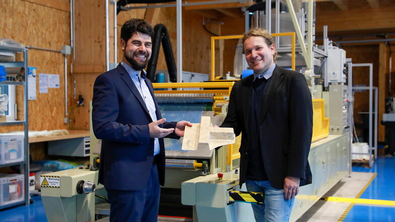 Kunststoff-Professor Sebastian Scholz (links) und Dr. Matthias Kinne von der Zittauer Hochschule zeigen ein aus Naturfasern hergestelltes Vorprodukt, mit dem Kunststoff ersetzt werden soll.