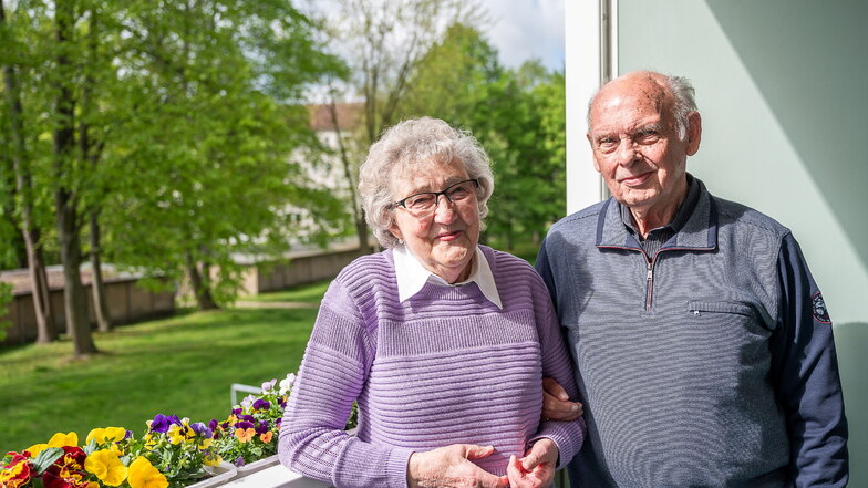 Anneliese und Fritz Hänsel stehen auf ihrem Balkon in Weinhübel. Sie sind seit 65 Jahren verheiratet und feiern jetzt Eiserne Hochzeit.