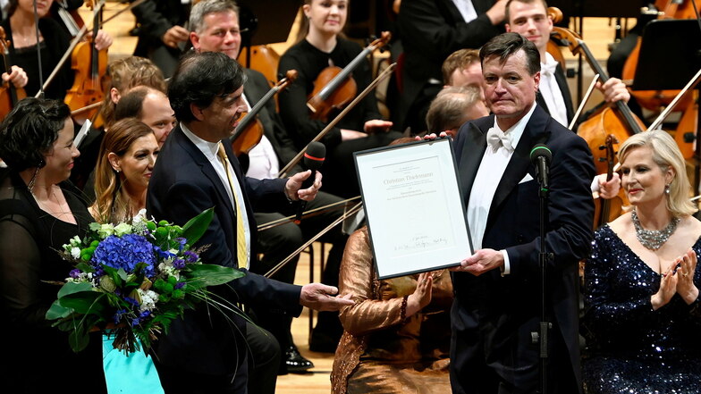 Thielemann hat es schriftlich: die Ernennungsurkunde zum Ehrendirigenten.