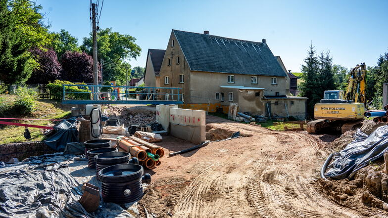 Auf der Baustelle in Gleisberg haben Planer, Bauleute und Mitarbeiter der Stadt Roßwein als Auftraggeber schon mehrere Überraschungen erlebt. Die jüngste sorgt dafür, dass zusätzliche Arbeiten sowie mehr Zeit und Geld nötig sind.