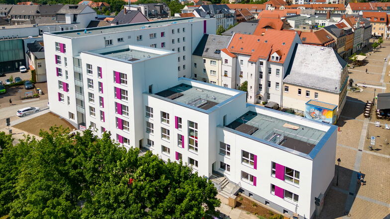Die Häuser 44 bis 46 an der Zwingerstraße wurden treppenartig abgestuft. Die Dächer können teilweise als Terrasse genutzt werden. Durch den Einbau von großflächigen Fenstern wirkt der Gebäudekomplex sehr modern.