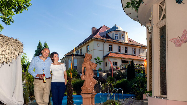 Michel Constantin Hille und seine Frau Kristin haben sich das kleine Paradies hinter ihrer Villa in Wilthen ganz nach ihren Vorstellungen eingerichtet. Den Wilthener Sonderbrand zu Ehren von Vorbesitzer Adolf Kiertscher gab's zum Haus dazu.