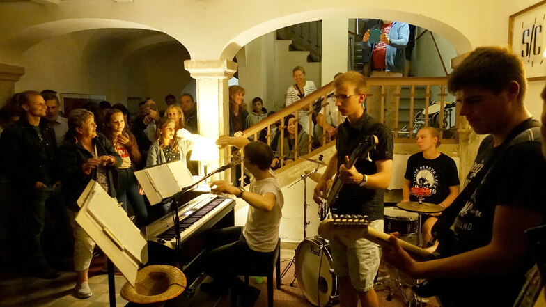 In der Langen Straße 14 spielten ehemalige Schüler des Gymnasiums Pirna-Copitz mit ihrer Band SIC.
