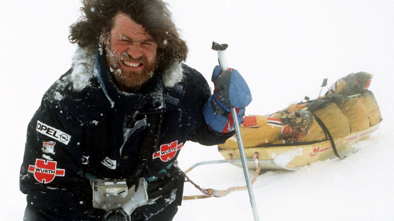 Reinhold Messner demonstrierte im April 1990 mit Ski und Lastenschlitten, wie es ihm und Arved Fuchs auf ihrer Antarktis-Expedition ergangen ist.