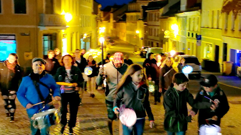 Improvisierter Forstfest-Einzug einiger enthusiastischer Forstfestfans am Donnerstagabend in die Altstadt bis zum Markt.