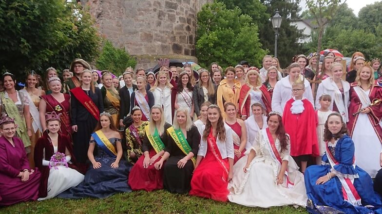 Die Königinnen und Symbolfiguren stellten sich zum Gruppenfoto auf. Das Spremberger Adelsfräulein  (mit einem rot-weißen Haarband) steht links vor der Laterne.