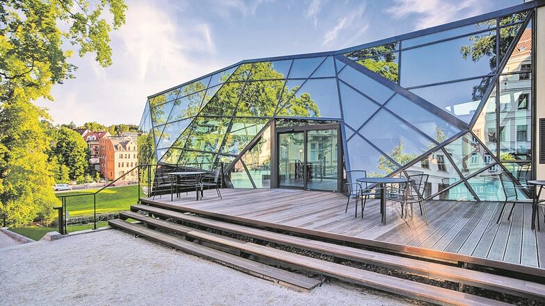 So sieht der Museumsanbau des
Jablonecer Glasmuseums von
außen aus – er hat die Form eines Glaskristalls.