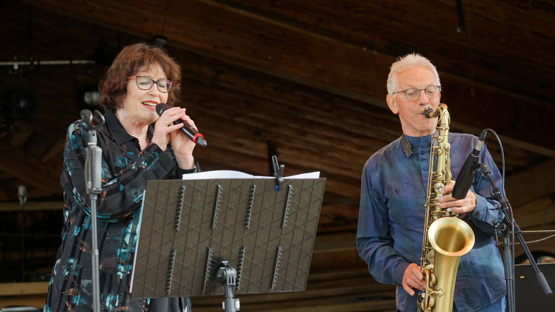 Pflegen eine über 50 Jahre andauernde musikalische Beziehung: Gesangsikone Uschi Brüning und Star-Saxofonist Günther Fischer spielen am 15. April in der Coswiger Börse. Neben Jazz-Standards auch Musik aus "Solo Sunny".