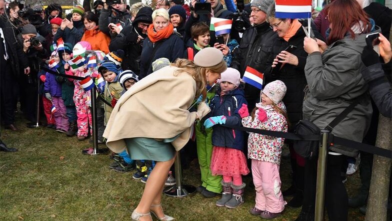 Kindergartenkinder und zahlreiche Erwachsene empfingen das niederländische Königspaar.