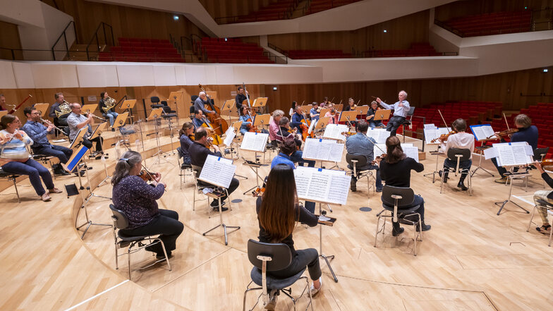 Chefdirigent Marek Janowski probt mit den Musikern der Dresdner Philharmonie im Konzertsaal des Dresdner Kulturpalastes. Er ist "der geglückteste Konzertsaalneubau der vergangenen 10/15 Jahre in Deutschland", sagt Janowski.