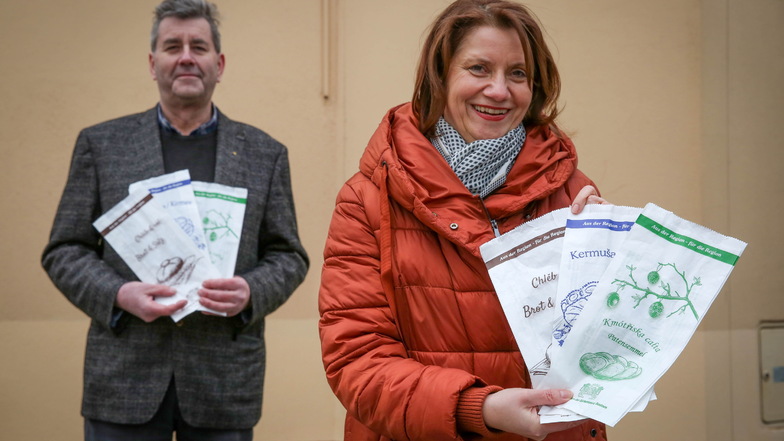 Hana Buder, Marketingchefin der Stiftung für das sorbische Volk, und Lutz Neumann, Obermeister der Bäckerinnung Bautzen, präsentieren stolz die neuen zweisprachigen Bäckertüten.