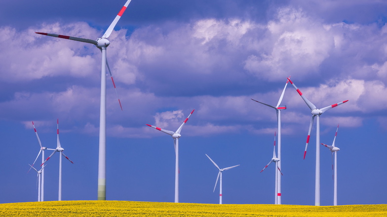 Erneut haben regenerative Energieerzeugungsanlagen mehr als die Hälfte des benötigten Stroms geliefert. Der Energiewirtschaftsverband BDEW sieht Deutschland auf einem "guten Weg".