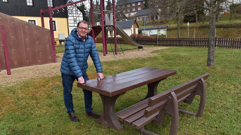 Andreas Liebscher, der ehrenamtliche Bürgermeister von Hermsdorf/E., steht an einer der neuen Garnituren, die der Fremdenverkehrsverein für den Ort gekauft hat.