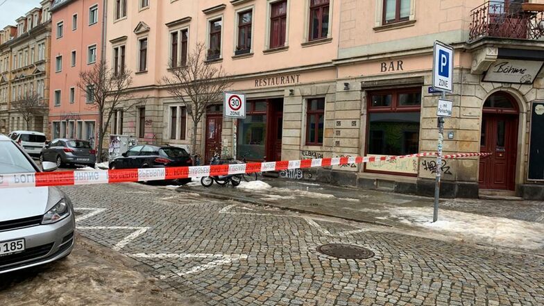 Keiner darf rein, Gefahr im Verzug. Die Polizei sperrte die Sebnitzer Straße in der Neustadt.
