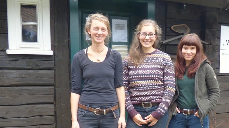 Das sind die neuen Mitarbeiterinnen der Informationsstelle Wolfsscheune in Rietschen
(v. l. n. r.): Johanna Rakowsky, Martha Deckwart und Maria Jähde.