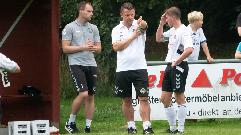 DSC-Trainer Thomas Kupper (Mitte) im Gespräch mit einem seiner Spieler.