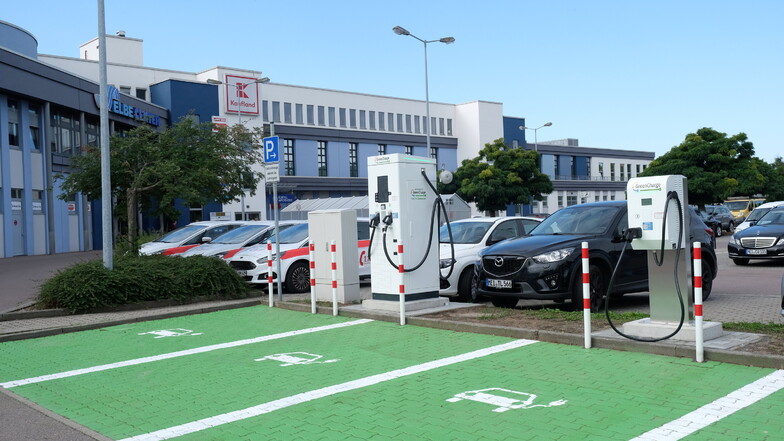 Die neuen Ladesäulen auf dem Parkplatz am Meißner Elbecenter. Auch das Meißner Landratsamt setzt jetzt verstärkt auf die E-Mobilität.