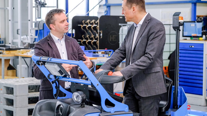 Torsten Herbst (Schatzmeister der FDP Sachsen und Mitglied im FDP-Bundesvorstand) testet den Schlepper, der in Produktionswerken auch autonom eingesetzt wird.