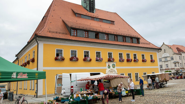 Die Stände auf dem Wochenmarkt in Neustadt wurden neu sortiert und anders angeordnet.