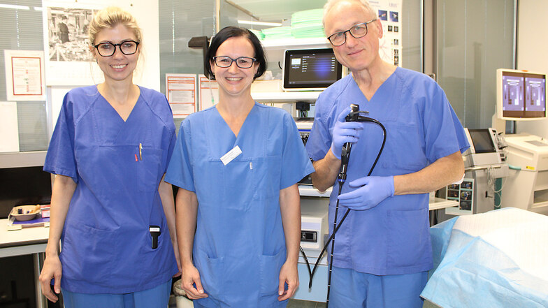 Chefarzt Dr. Andreas Müller (rechts) arbeitet unter anderem mit Oberärztin MUDr. Iveta Vorobelova (links) und Endoskopie-Schwester Katrin Lindner (Mitte) zusammen.