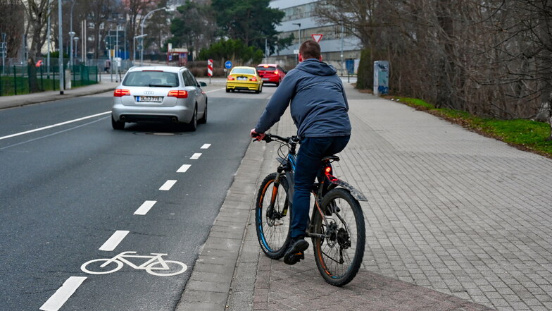 Viele Radfahrer fühlen sich in Döbeln zwischen Autos unwohl. Das hat eine Umfrage des ADFC ergeben.