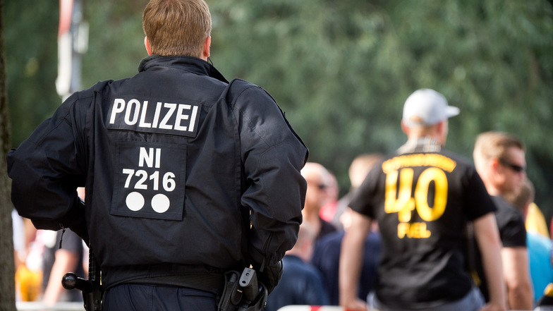 In anderen Bundesländern gibt es die Kennzeichnungspflicht bei Polizisten bereits seit mehreren Jahren. Nun kommt sie auch in Sachsen - zumindest bei "bestimmten Einsätzen".