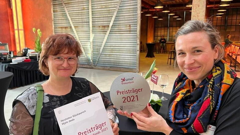 Citymanagerin Anne Hasselbach (r.) und Carola Büttner von der Cityinitiative Kamenz nahmen den Preis über 10.000 Euro entgegen.