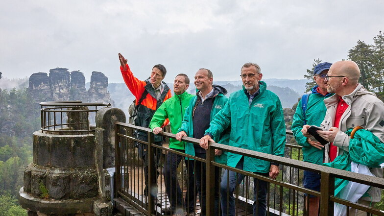 Nationalparkchef Ulf Zimmermann führte Michael Kretschmer, Wolfram Günther und Armin Schuster (v.l.) auf die Bastei.