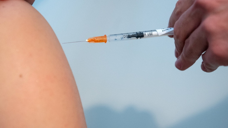 Die Arztpraxen nehmen schon Bestellungen für eine Impfung mit dem neuen angepassten Impfstoff entgegen. Die Inzidenz im Landkreis Meißen steigt wieder leicht.
