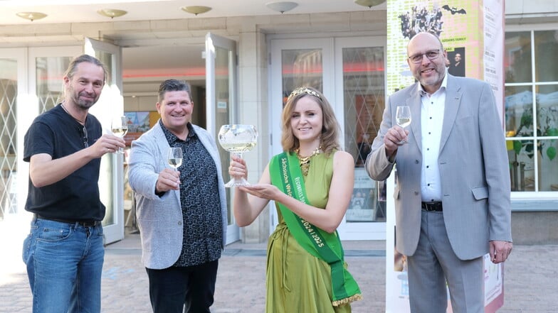 Der Schoppen der Weinkönigin Ivanna Wübken ist schon gefüllt. Sie stößt auf das bevorstehende Weinfest mit OB Olaf Raschke (r.), Gewerbevereinschef Uwe Reichel und Martin Schiereck (l.) vom Theater Meißen an.