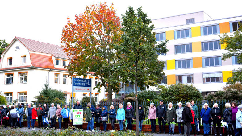 Menschenkette für den Erhalt des städtischen Krankenhauses in Spremberg am 27. September 2022.