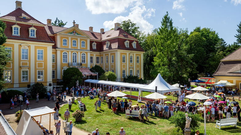 Die Oberlausitzer Leinentage - hier eine Aufnahme von 2023 - ziehen jedes Jahr viele Besucher ins Barockschloss Rammenau. Auch 2024 stehen sie wieder auf dem Programm; neben vielen anderen Veranstaltungen.
