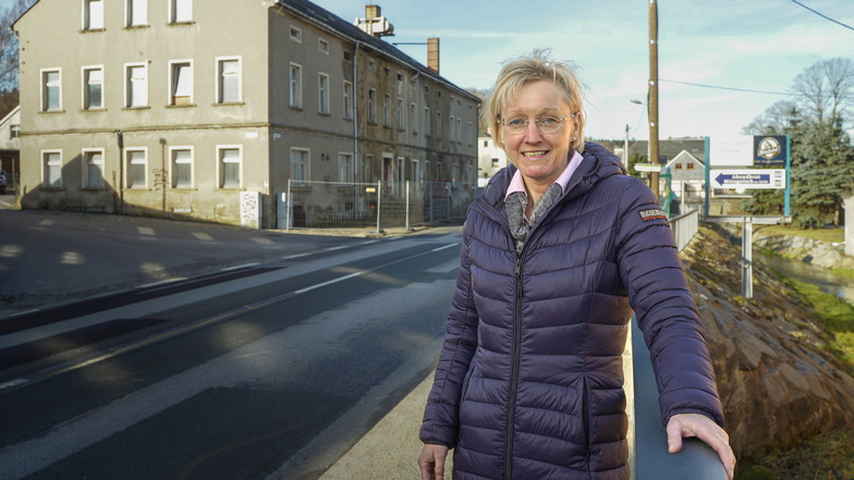 Kathrin Gessel, Bürgermeisterin von Steinigtwolmsdorf, vor dem Erbgericht Ringenhain, das die Gemeinde kaufen und danach gern abreißen will.