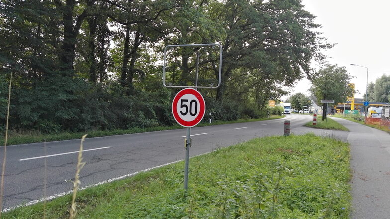 Hier sollte eigentlich das Ortseingangsschild von Pirna stehen. Um wenigstens auf das innerorts geltende Tempolimit hinzuweisen, wurde ein 50er-Schild provisorisch montiert.
