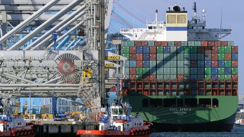Heute: Gigantismus im Hafen von Rotterdam an einem Containerterminal.