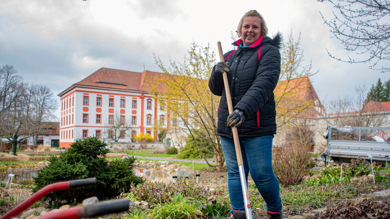 Antje Meiser arbeitet für den CSB Mititz und bereitet den Saisonstart im Klostergarten in Panschwitz-Kuckau vor.